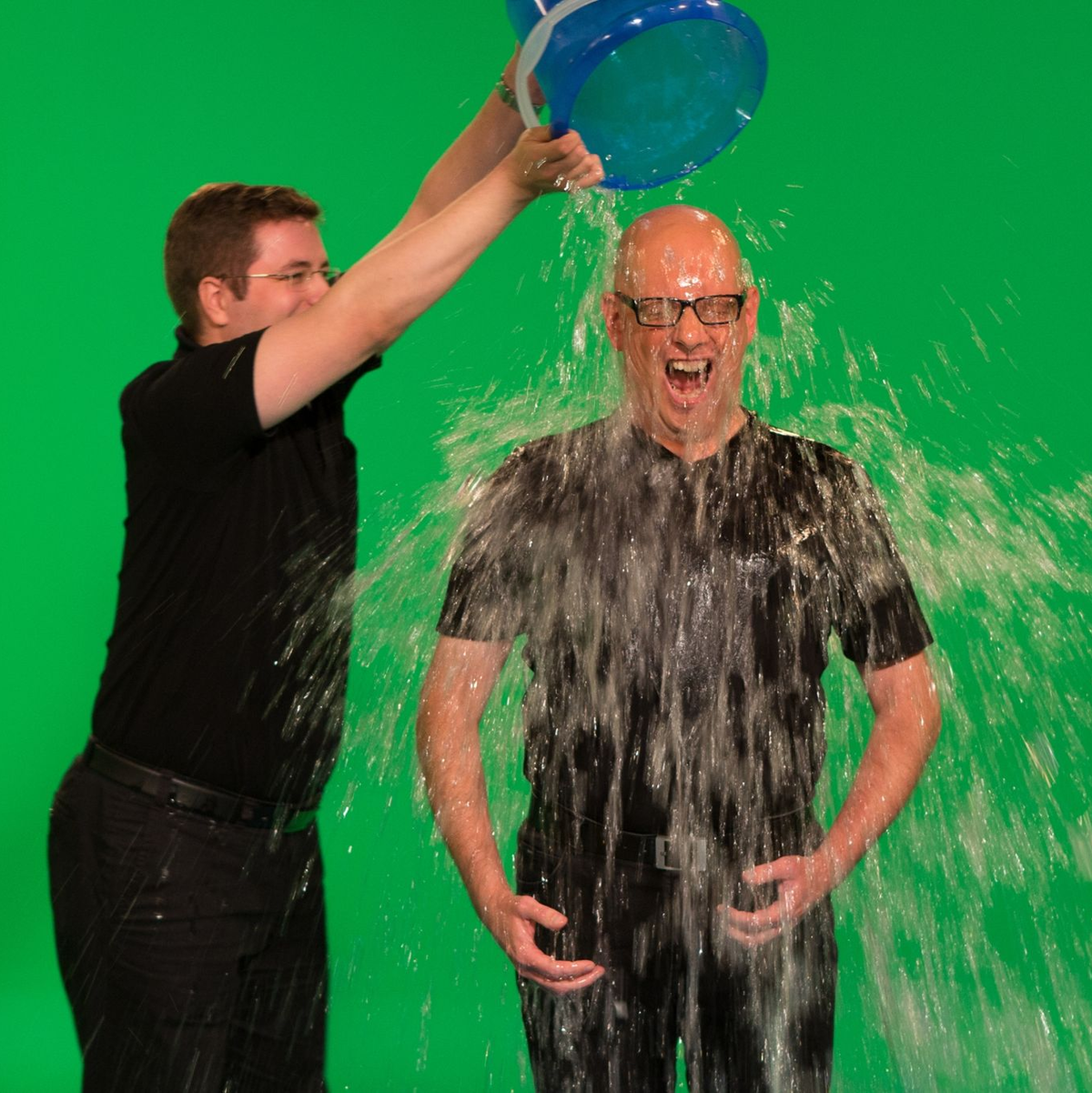 Kaplan Florian Heisterkamp (l) schüttete 2014 einen Kübel mit Eiswasser über den Kopf von Pfarrer Gereon Alter. - Foto: Nicole Cronauge/Bistum Essen/WDR/dpa