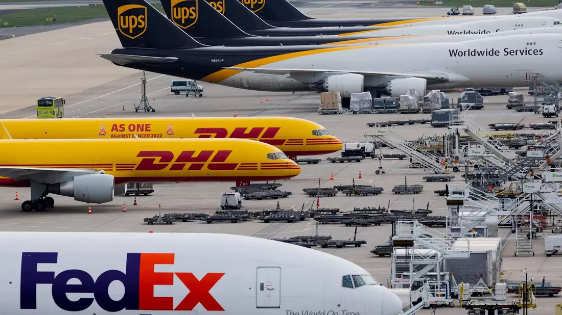 Frachtflugzeuge auf einem Flughafen. Eine FedEx-Boeing musste in Istanbul auf dem Rumpflanden. (Symbolbild) - Bild: Rolf Vennenbernd/dpa