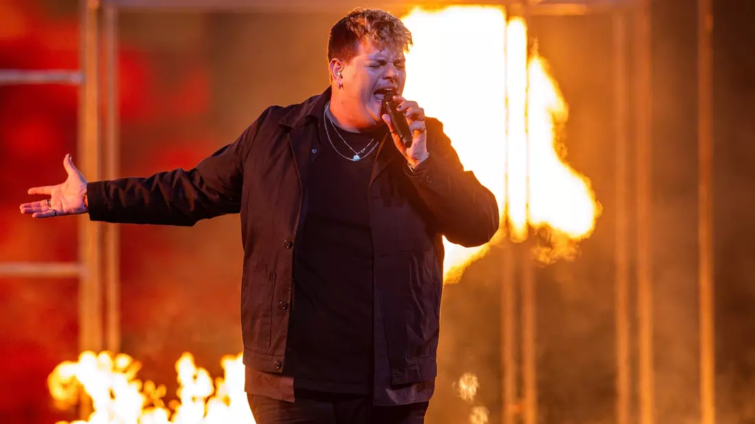 Isaak aus Deutschland im Halbfinale mit seinem Titel Always On The Run. - Bild: Jens Büttner/dpa