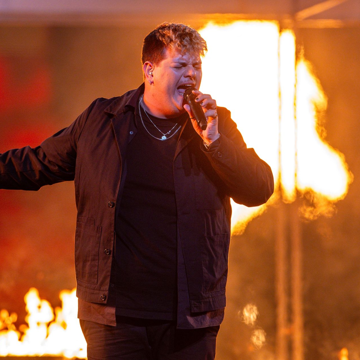 Isaak aus Deutschland im Halbfinale mit seinem Titel 