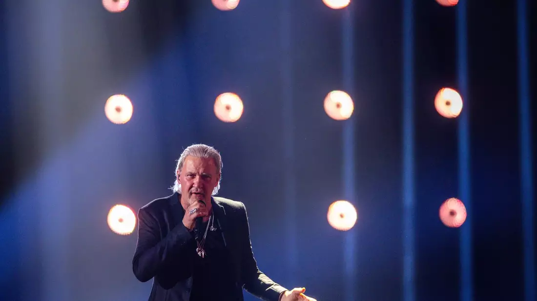 Der irisch-australische Sänger Johnny Logan ist der einzige Interpret, der den Eurovision Song Contest zweimal gewonnen hat - Bild: Jens Büttner/dpa
