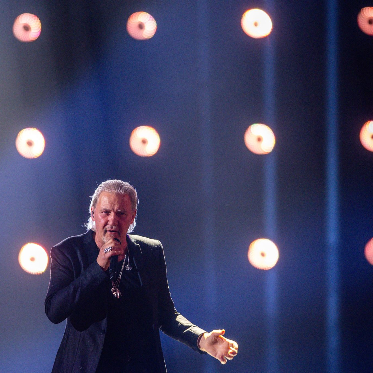 Der irisch-australische Sänger Johnny Logan ist der einzige Interpret, der den Eurovision Song Contest zweimal gewonnen hat - Foto: Jens Büttner/dpa