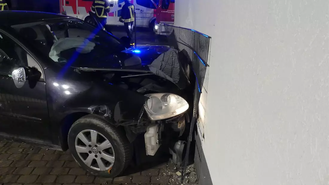 POL-GM: 24-Jähriger bei Alleinunfall schwer verletzt - Bild: presseportal.de