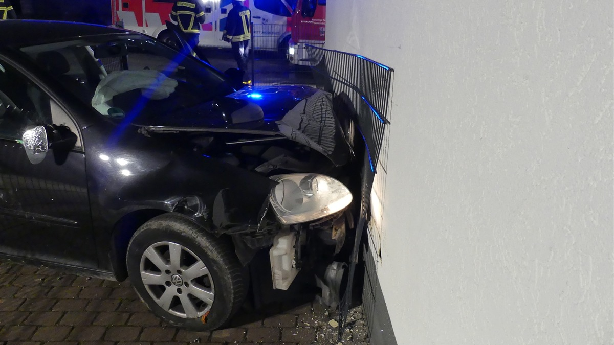 POL-GM: 24-Jähriger bei Alleinunfall schwer verletzt - Foto: presseportal.de