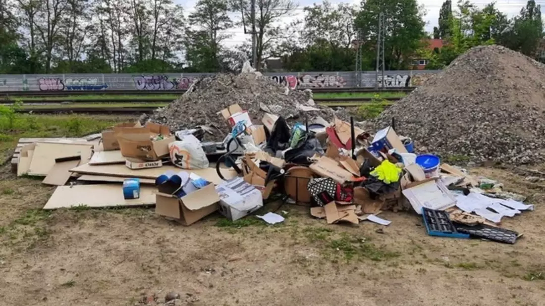 BPOL-H: Mann lädt Müll auf Bahngelände ab - Persönliche Briefe überführen Müllsünder - Bild: presseportal.de