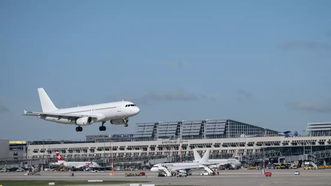 Den Flugverkehr klimaschonender auszurichten ist laut einer Studie äußerst schwierg. - Bild: Marijan Murat/dpa