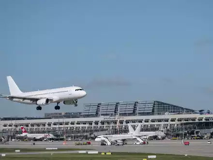 Den Flugverkehr klimaschonender auszurichten ist laut einer Studie äußerst schwierg. - Foto: Marijan Murat/dpa