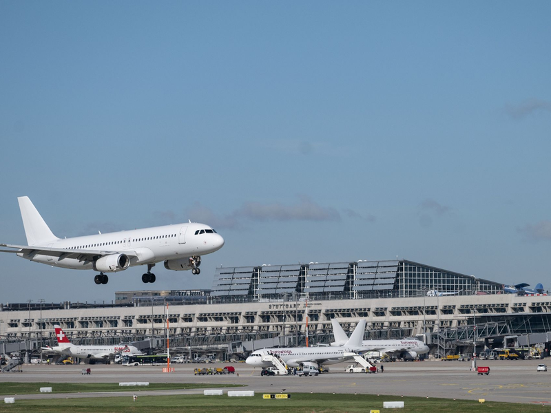 Den Flugverkehr klimaschonender auszurichten ist laut einer Studie äußerst schwierg. - Foto: Marijan Murat/dpa