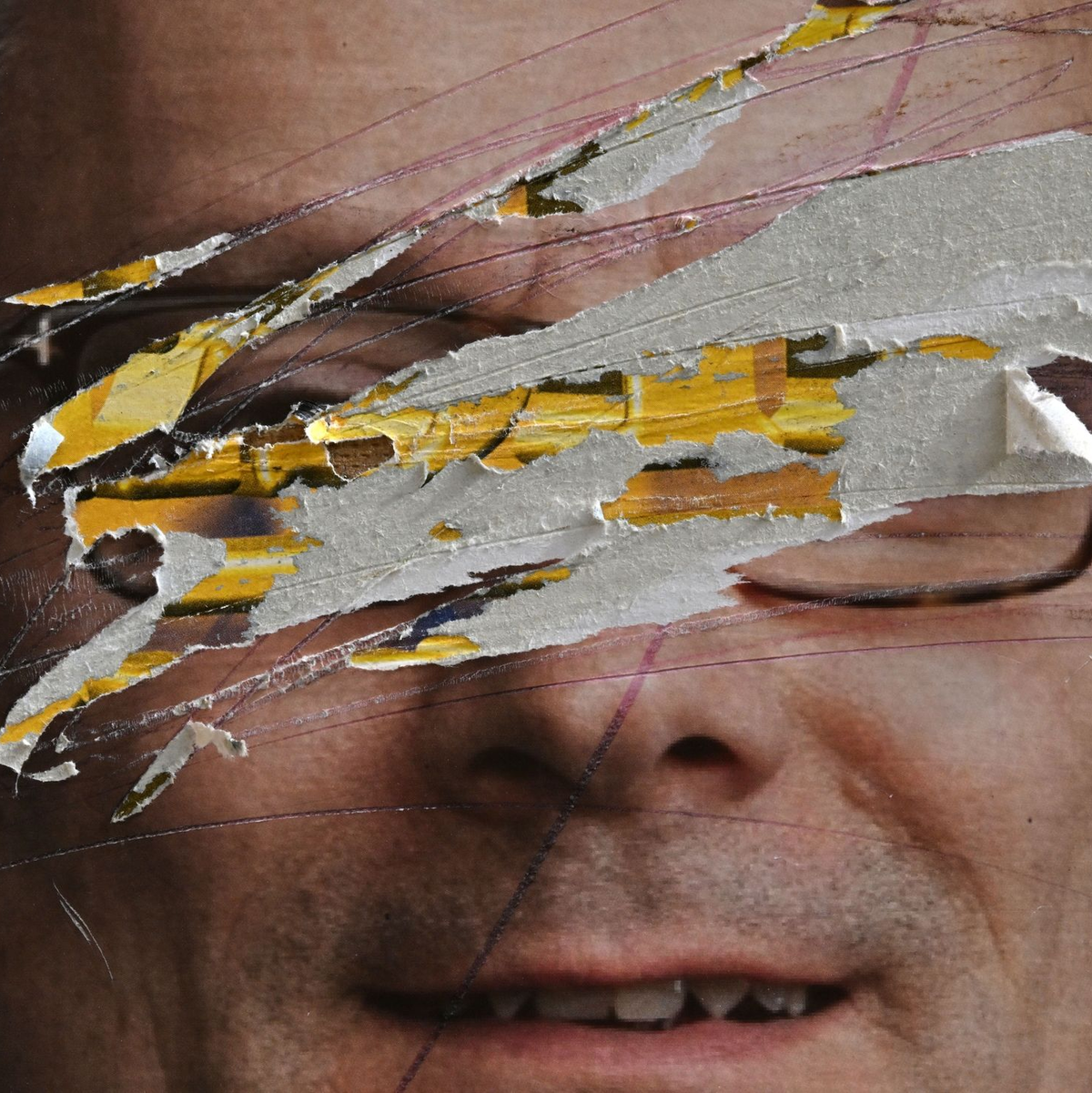 Ein beschädigtes Wahlplakat hängt am Platz der Demokratie in Weimar. Die Ergebnisse der Sonderkonferenz der Innenminister von Bund und Länder gefällt nicht allen (Symbolbild). - Foto: Martin Schutt/dpa