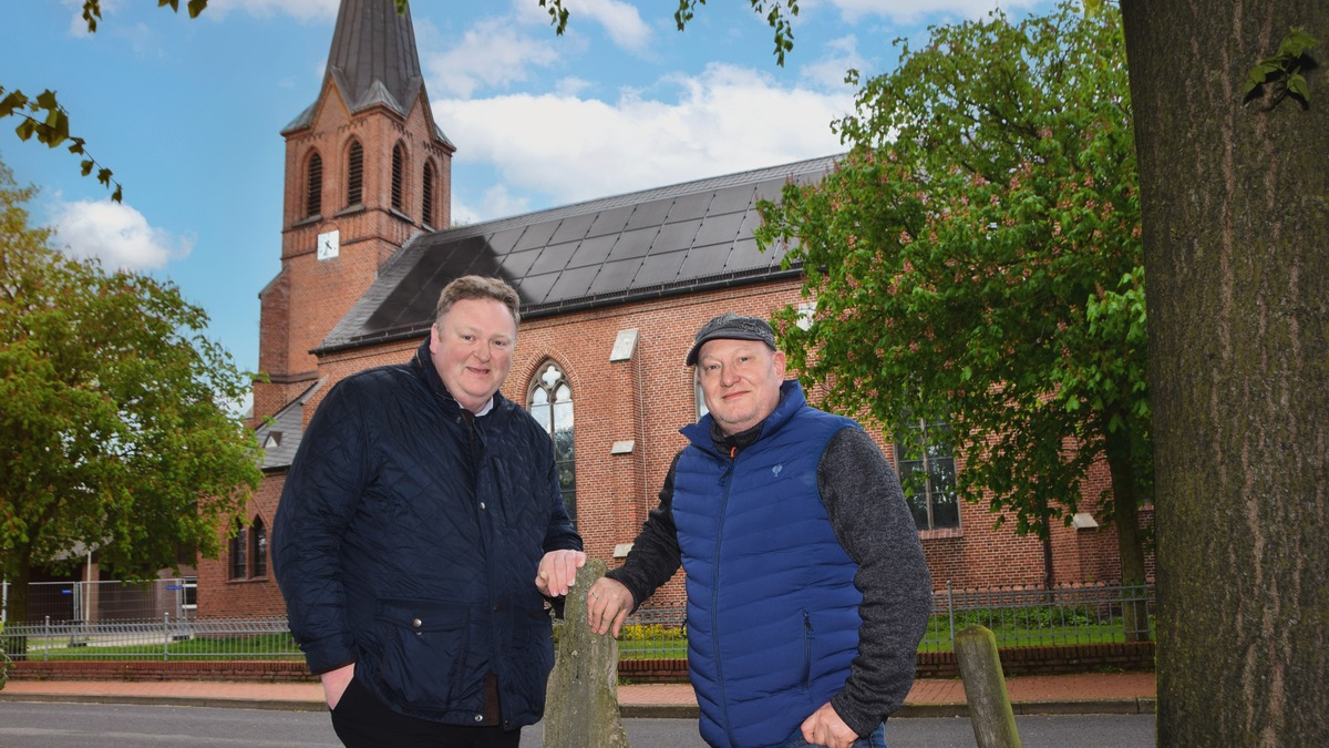 St. Antonius holt den Strom vom Himmel / Wie eine kleine Kirchengemeinde im Emsland Vorreiter für denkmalverträgliche Photovoltaik wurde - Innovation durch Integration - Foto: presseportal.de
