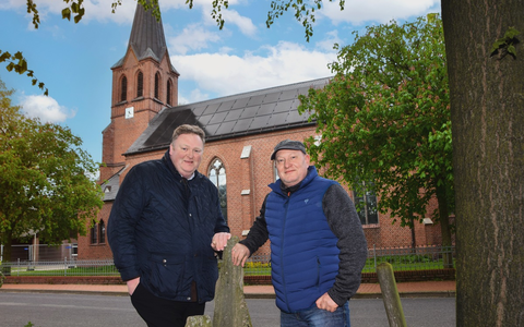 St. Antonius holt den Strom vom Himmel / Wie eine kleine Kirchengemeinde im Emsland Vorreiter für denkmalverträgliche Photovoltaik wurde - Innovation durch Integration - Foto: presseportal.de