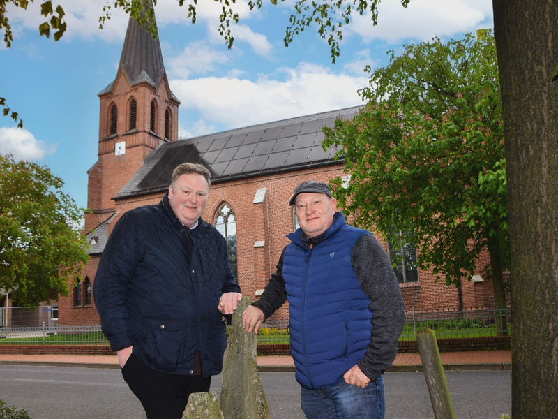 St. Antonius holt den Strom vom Himmel / Wie eine kleine Kirchengemeinde im Emsland Vorreiter für denkmalverträgliche Photovoltaik wurde - Innovation durch Integration - Foto: presseportal.de
