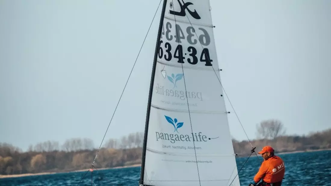 Ironman der Segler: Pangaea Life Blue Living sponsert Finanzberater André Hauschke auf längster Sportsegel-Regatta der Welt - Bild: presseportal.de