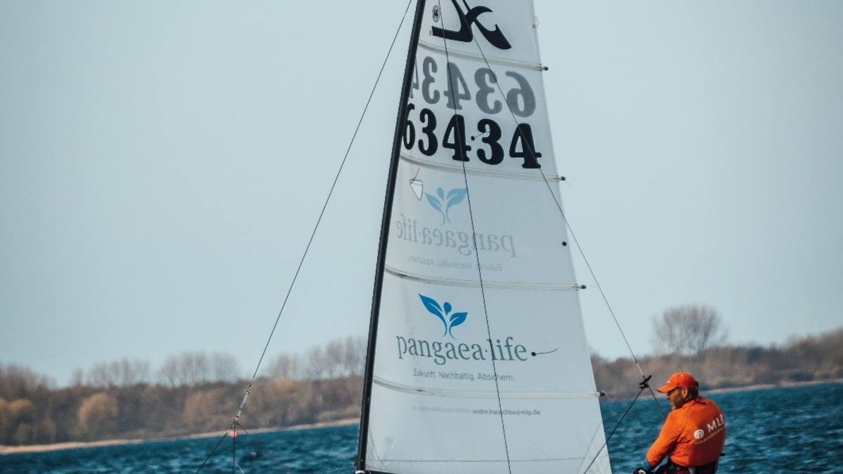 Ironman der Segler: Pangaea Life Blue Living sponsert Finanzberater André Hauschke auf längster Sportsegel-Regatta der Welt - Foto: presseportal.de