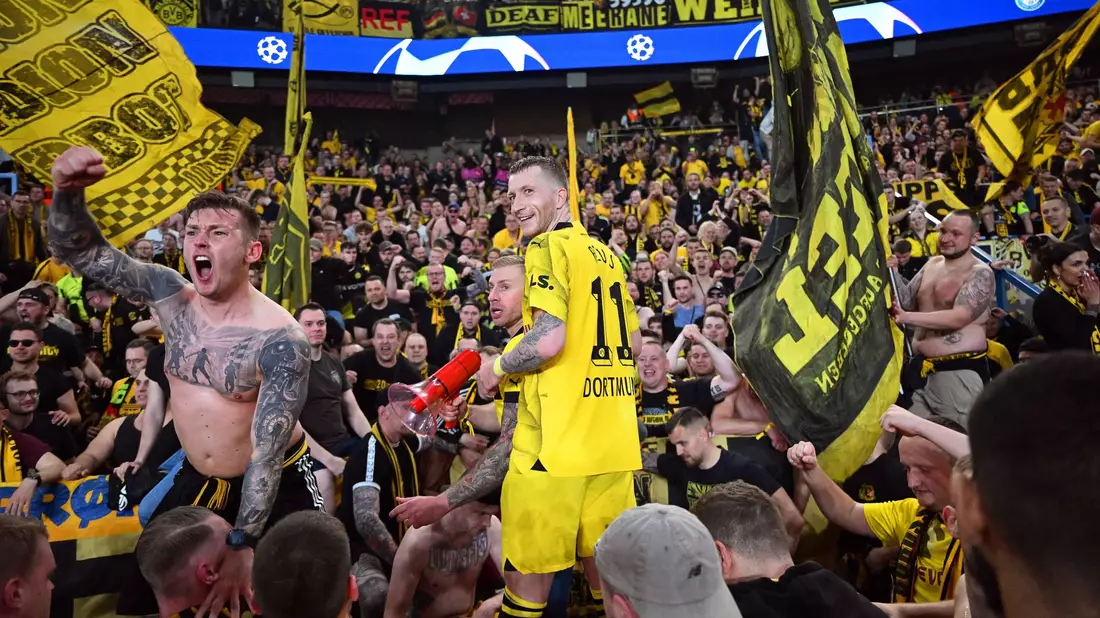 Dortmunds Marco Reus (M) jubelt mit den mitgereisten Fans über den Einzug ins Champions-League-Finale. - Bild: Robert Michael/dpa