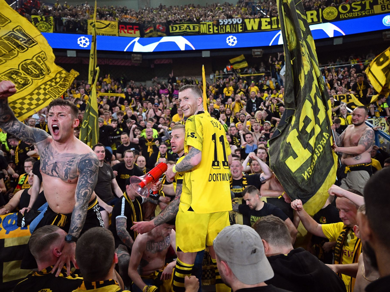 Dortmunds Marco Reus (M) jubelt mit den mitgereisten Fans über den Einzug ins Champions-League-Finale. - Foto: Robert Michael/dpa