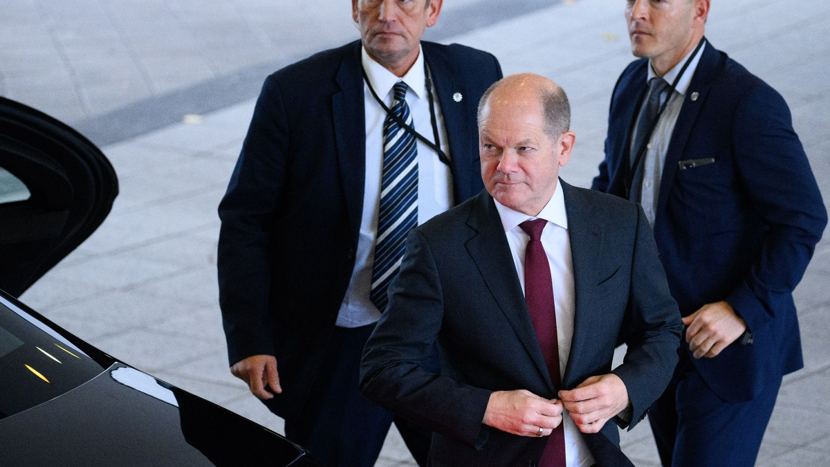 Bundeskanzler Olaf Scholz (SPD, M) wird rund um die Uhr von mehreren Personenschützern bewacht (Archivbild). - Foto: Bernd von Jutrczenka/dpa