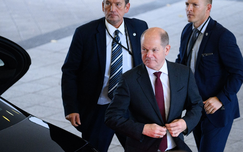 Bundeskanzler Olaf Scholz (SPD, M) wird rund um die Uhr von mehreren Personenschützern bewacht (Archivbild). - Foto: Bernd von Jutrczenka/dpa