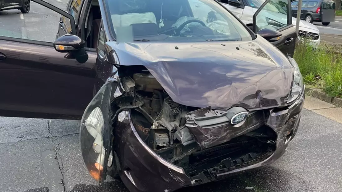 POL-DU: Wanheimerort: Rotlicht missachtet: Zwei Autos nicht mehr fahrbereit - Bild: presseportal.de