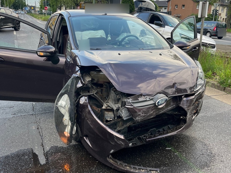 POL-DU: Wanheimerort: Rotlicht missachtet: Zwei Autos nicht mehr fahrbereit - Foto: presseportal.de