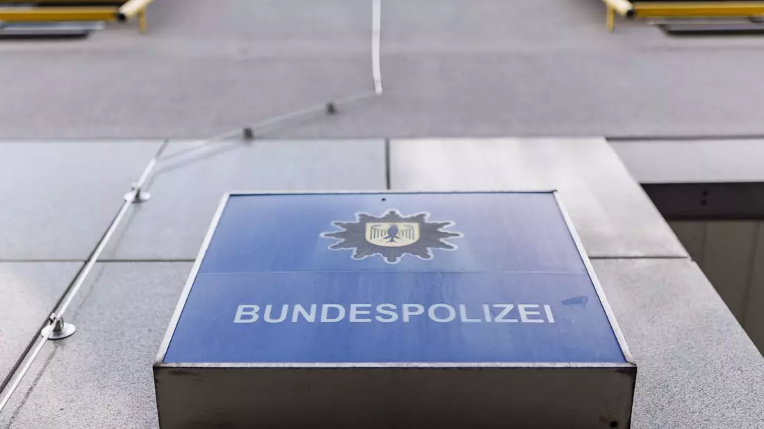 Beamte der Bundespolizei haben sich um zwei Kinder gekümmert, deren Eltern den Zug verpasst hatten. - Bild: Daniel Karmann/dpa