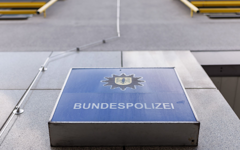 Beamte der Bundespolizei haben sich um zwei Kinder gekümmert, deren Eltern den Zug verpasst hatten. - Foto: Daniel Karmann/dpa