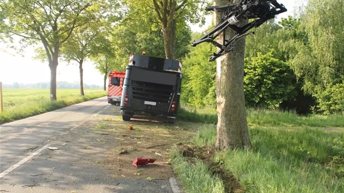 POL-KLE: Kalkar-Kehrum - Verkehrsunfall / Mobilkran kommt von Fahrbahn ab - Bild: presseportal.de