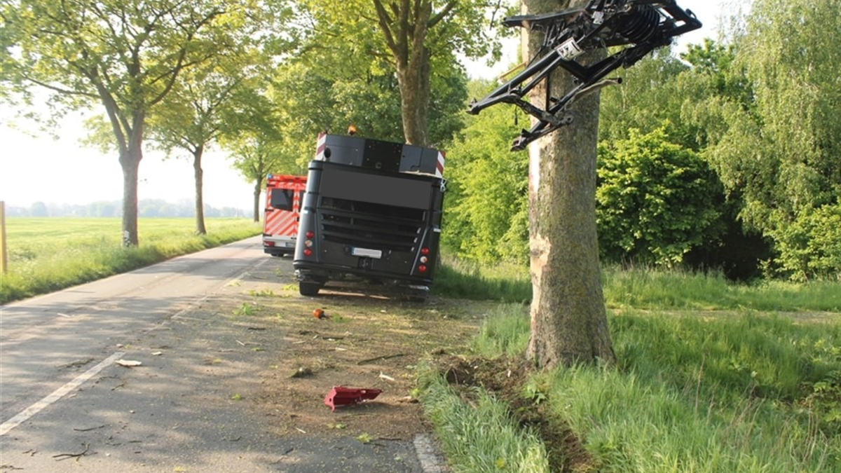 POL-KLE: Kalkar-Kehrum - Verkehrsunfall / Mobilkran kommt von Fahrbahn ab - Foto: presseportal.de