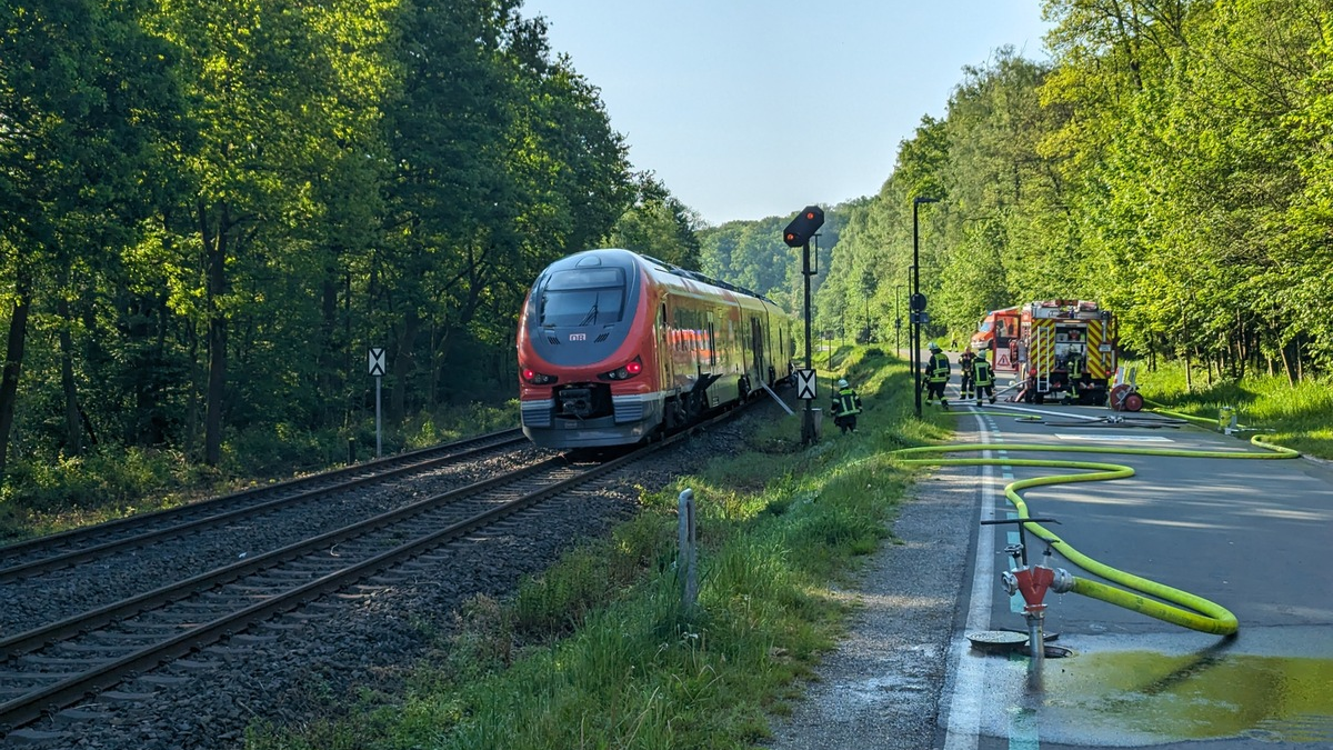 FW-AR: Zug kollidiert mit Wohnwagen - Foto: presseportal.de