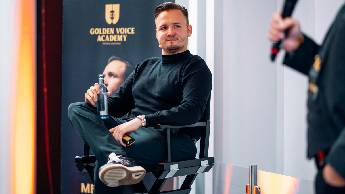 KI vs. Mensch - Patrick Khatrao verrät, ob die KI-Stimme den Hörbuchsprecher wirklich ersetzen kann - Foto: presseportal.de