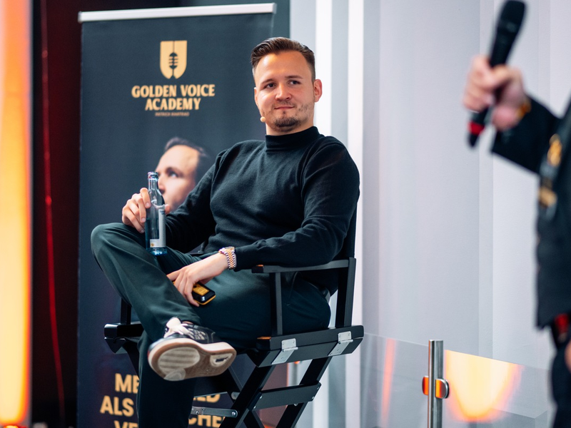 KI vs. Mensch - Patrick Khatrao verrät, ob die KI-Stimme den Hörbuchsprecher wirklich ersetzen kann - Foto: presseportal.de