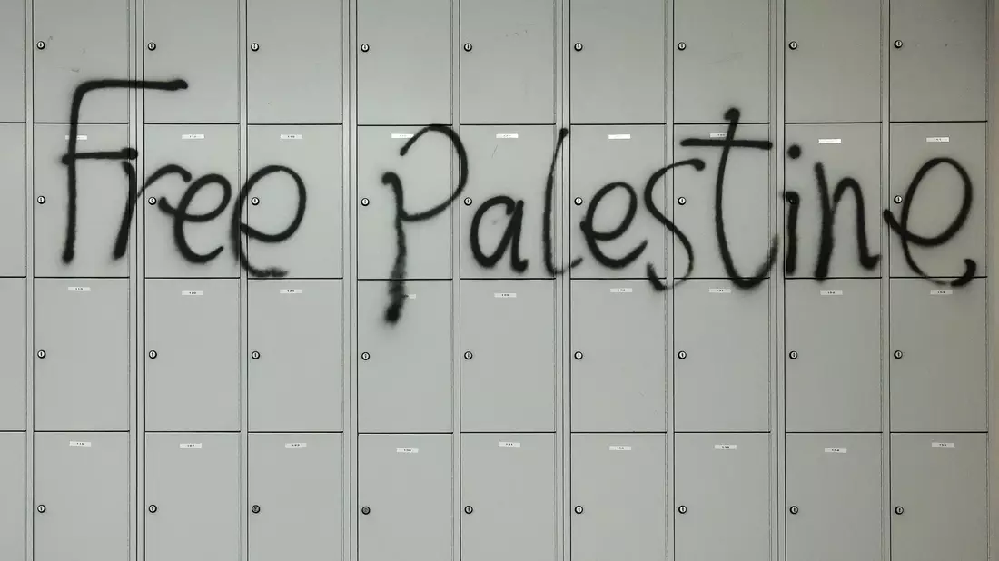 Der Schriftzug «Free Palestine» wurde während der Besetzung des Audimax der Universität Leipzig an eine Wand gesprüht (Symbolbild). - Bild: Jan Woitas/dpa