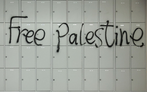 Der Schriftzug «Free Palestine» wurde während der Besetzung des Audimax der Universität Leipzig an eine Wand gesprüht (Symbolbild). - Foto: Jan Woitas/dpa