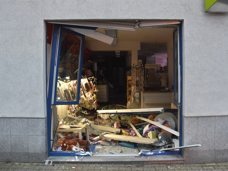 POL-AC: Nach Blitzeinbruch in Geschäft: Polizei nimmt zwei Tatverdächtige fest - Foto: presseportal.de