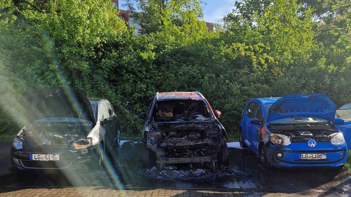 POL-LG: ++ Motorbrand eines Pkw - drei Fahrzeuge beschädigt ++ unter Drogeneinfluss unterwegs - Betrugsversuch mit 