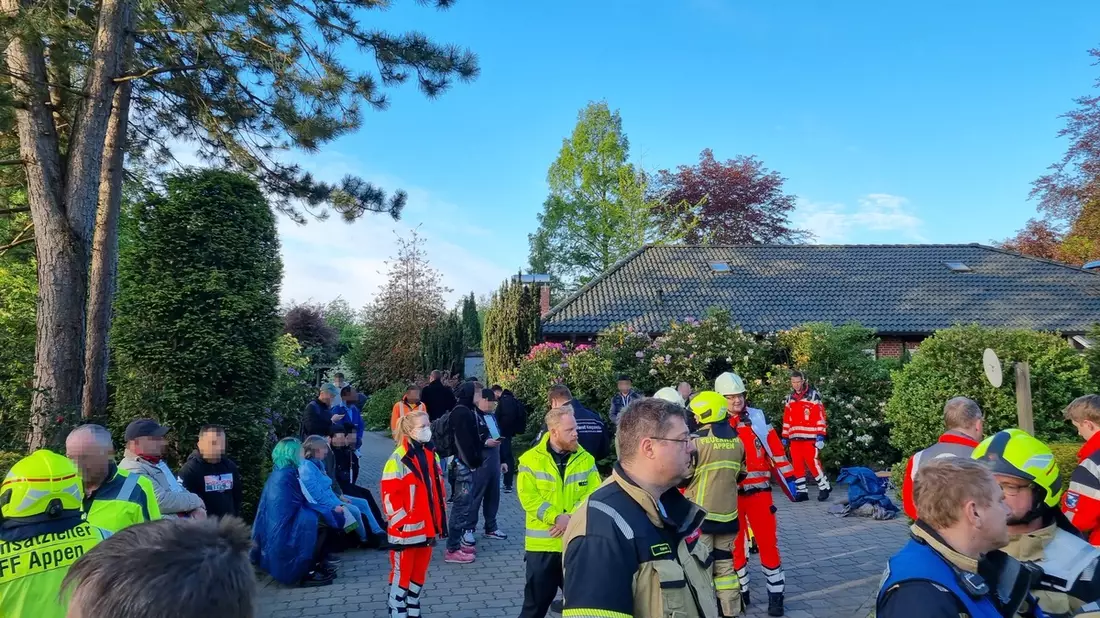 RKiSH: Linienbus im Graben - Großeinsatz für den Rettungsdienst - Bild: presseportal.de