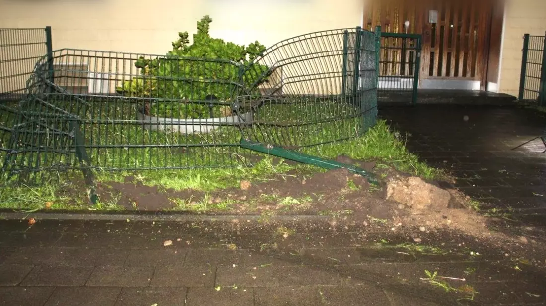 POL-DU: Ruhrort: Gartenzaun beschädigt und Flucht ergriffen - Zeugensuche - Bild: presseportal.de