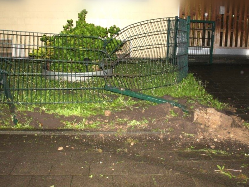 POL-DU: Ruhrort: Gartenzaun beschädigt und Flucht ergriffen - Zeugensuche - Foto: presseportal.de