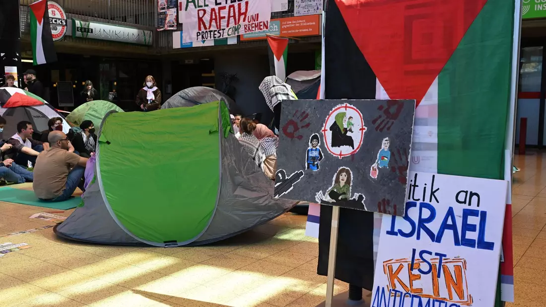Propalästinensische Aktivisten haben in einem Gebäude der Universität Bremen ein Protestcamp errichtet. - Bild: Lars Penning/dpa