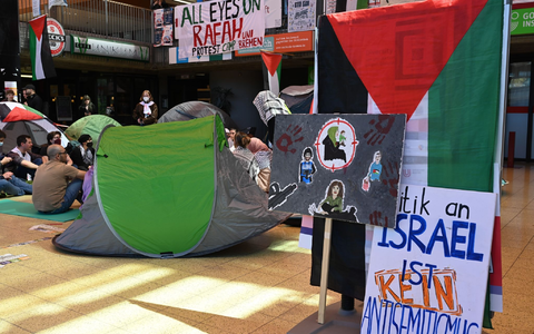 Propalästinensische Aktivisten haben in einem Gebäude der Universität Bremen ein Protestcamp errichtet. - Foto: Lars Penning/dpa