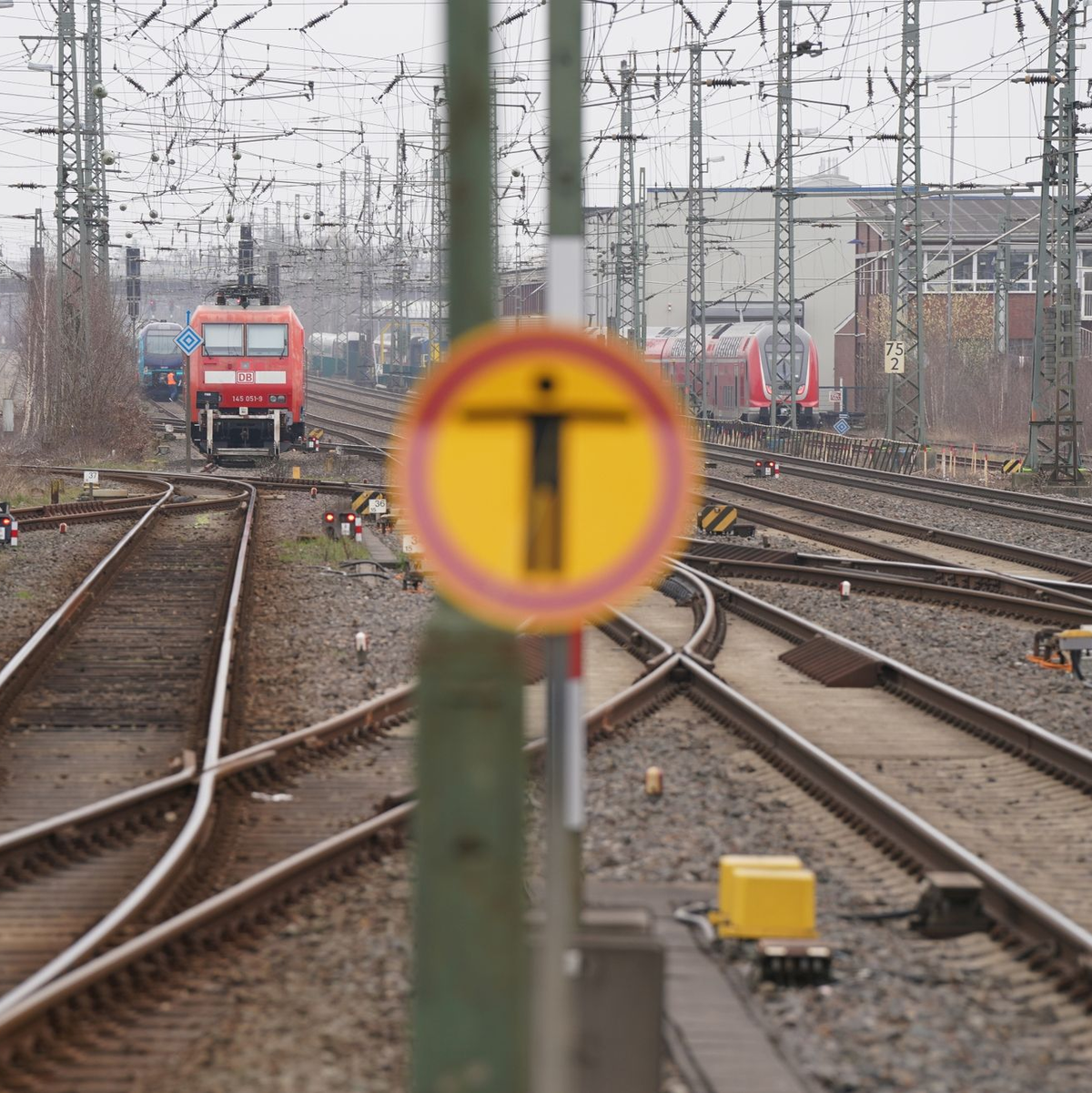Die Bahn zählt ebenfalls zu den Sektoren, die ihre Widerstandsfähigkeit nachweisen müssen. (Symbolbild) - Foto: Marcus Brandt/dpa