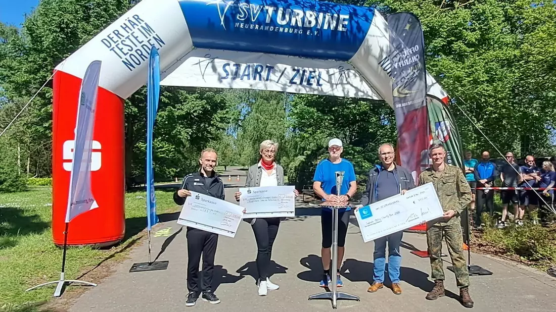 POL-NB: In Neubrandenburg sind heute 969 Teilnehmer beim 2. Office Charity Run an den Start gegangen. Für jeden zurückgelegten Kilometer wurde ein Euro gespendet. - Bild: presseportal.de