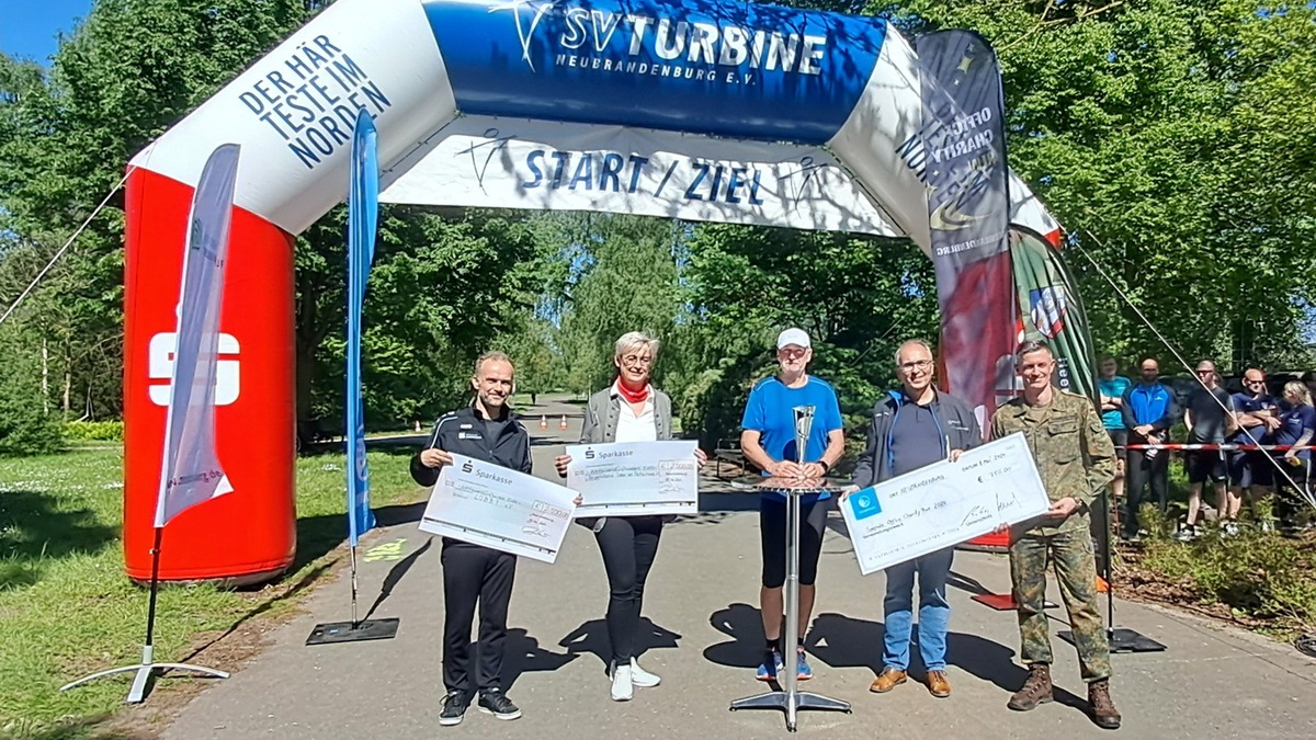 POL-NB: In Neubrandenburg sind heute 969 Teilnehmer beim 2. Office Charity Run an den Start gegangen. Für jeden zurückgelegten Kilometer wurde ein Euro gespendet. - Foto: presseportal.de