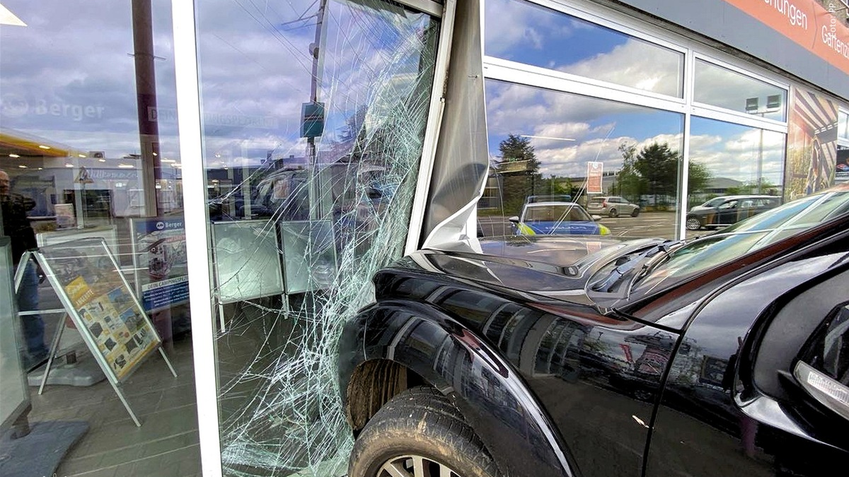 POL-PPWP: Auto kracht gegen Schaufenster - Foto: presseportal.de