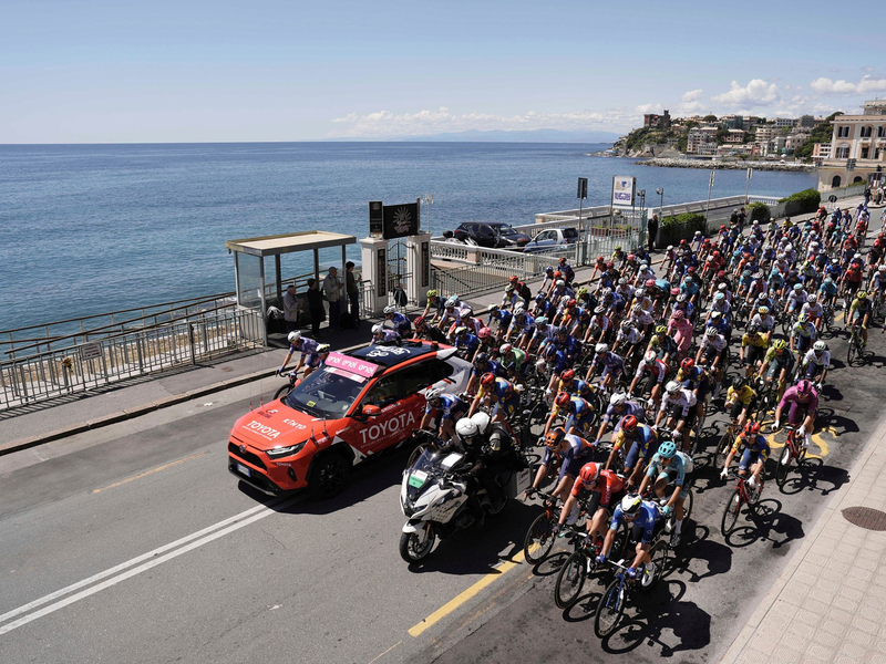 Die fĂŒnfte Etappe des 107. Giro d'Italia fĂŒhrte von Genua nach Lucca. - Foto: Fabio Ferrari/LaPresse/AP