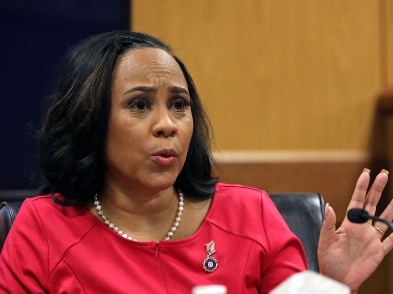 Staatsanwältin Fani Willis sagt während einer Anhörung im Wahlbetrugsverfahren gegen Ex-Präsident Donald Trump in Georgia aus. - Foto: Alyssa Pointer/AP/dpa