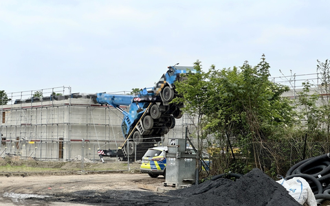 FW Alpen: Zwei Verletzte nach Kranunfall - Rettungshubschrauber im Einsatz - Foto: presseportal.de