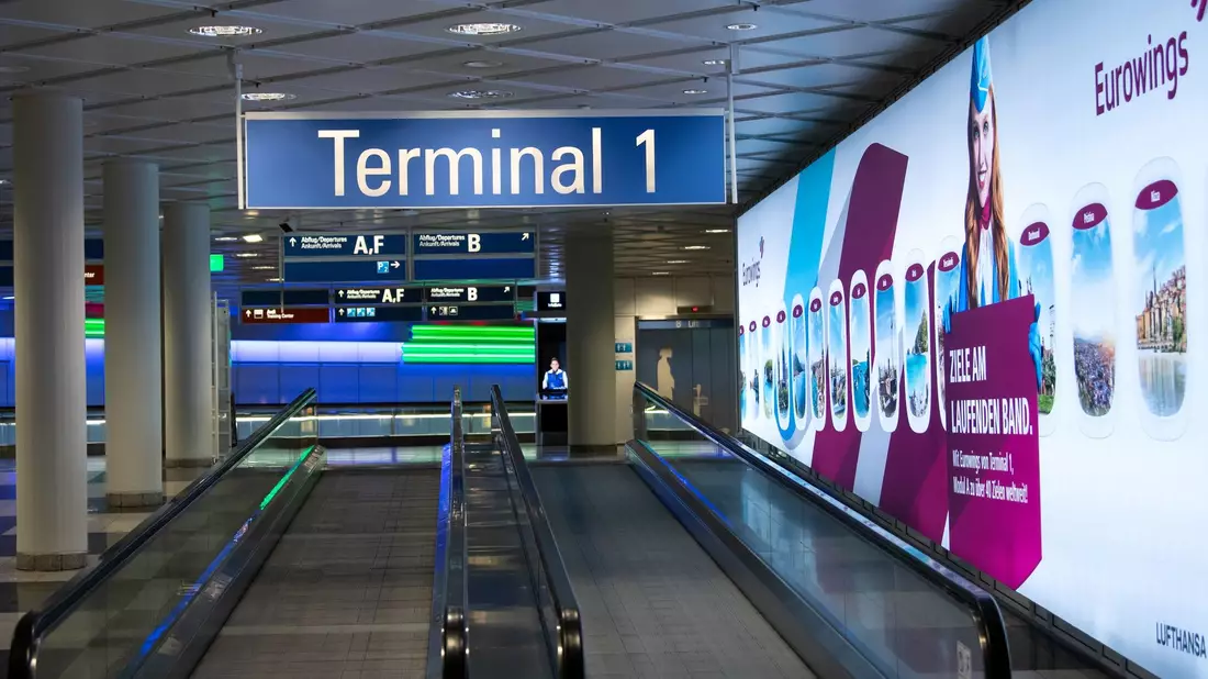Fast menschenleer zeigt sich das Terminal 1 am Flughafen München, nachdem es zwischenzeitlich wegen einer Personenfahndung geräumt wurde. - Bild: Sven Hoppe/dpa