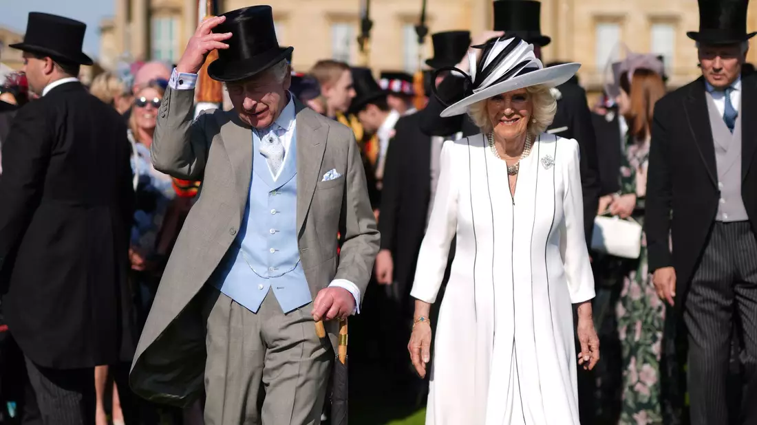 König Charles III. und Königin Camilla bei der königlichen Gartenparty im Buckingham-Palast. - Bild: Jordan Pettitt/PA Wire/dpa