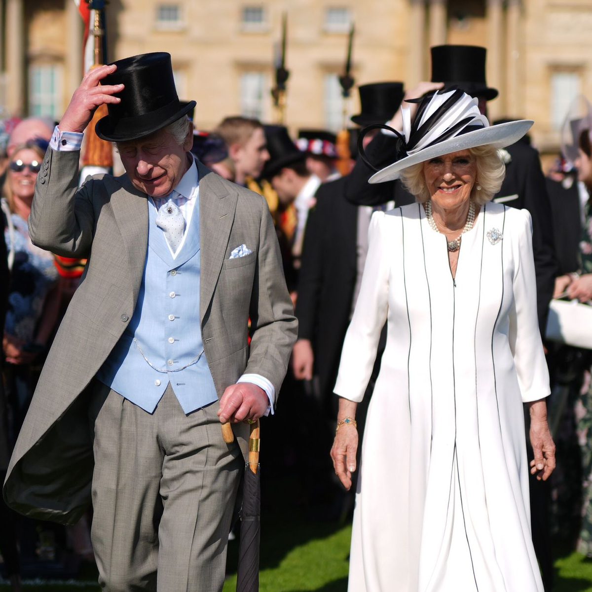 König Charles III. und Königin Camilla bei der königlichen Gartenparty im Buckingham-Palast. - Foto: Jordan Pettitt/PA Wire/dpa